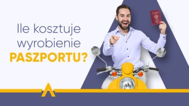 Mężczyzna trzymający paszport w lewej ręce i siedzący na żółtym skuterze, wskazujący na napis "Ile kosztuje wyrobienie paszportu?"