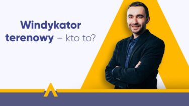 Uśmiechnięty mężczyzna w marynarce z założonymi rękami obok pytania "Windykator terenowy – kto to?"