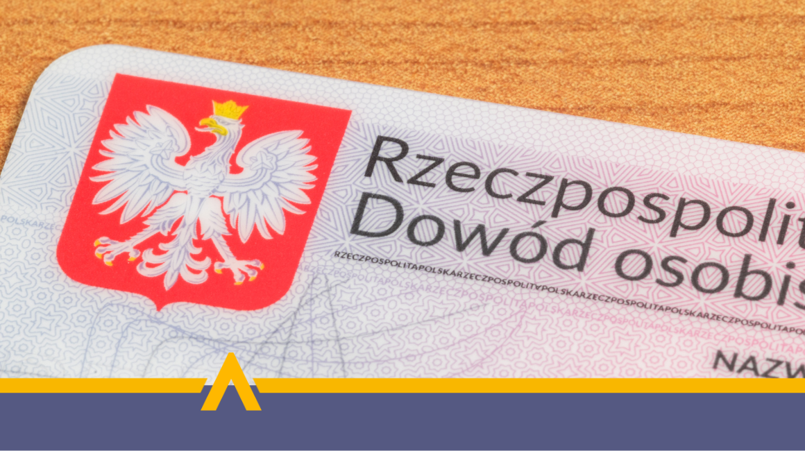 Zbliżenie na polski dowód osobisty z widocznym godłem Rzeczypospolitej Polskiej